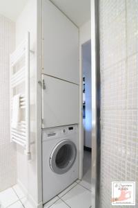 a laundry room with a washing machine in a bathroom at Joli gîte centre historique de Milly 2-4 personnes in Milly-la-Forêt
