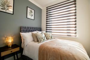 a bedroom with a bed with a large window at Kingley Court By Greenstay Serviced Accommodation - A Newly Refurbished 2 Bed Flat In Gateshead - Ideal For Contractors - Business Travellers & Relocations - 10 Mins From Newcastle City Centre - Free Parking - Fast Wi-Fi in Gateshead