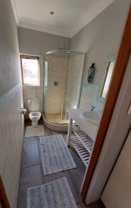 Koupelna v ubytování Oryx Lodge + 11 fotografií