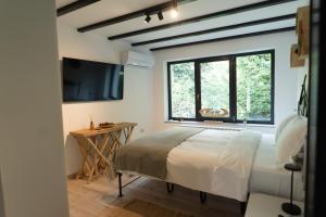 a bedroom with a bed and a window at Cabana din padure in Agapia