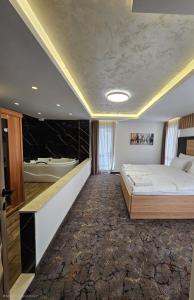 une chambre avec un grand lit et une baignoire dans l'établissement Aqua Raj ND, à Novi Pazar 82 autres photos