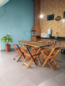 a wooden table and chairs in a room at Suíte Boa Onda Cumuruxatiba in Cumuruxatiba +16 photos