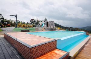 バガモンにあるHighrange Villasの山を背景にしたリゾートのスイミングプール