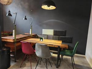 a dining room with a wooden table and four chairs at MüdeMöwe in Hamburg +46 photos