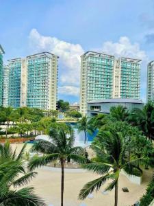een strand met palmbomen voor hoge gebouwen bij SM Bicutan Miami Flat in Manilla +16 foto's
