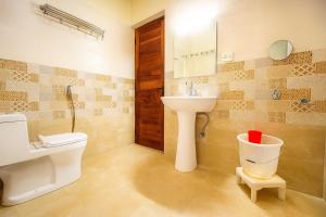 a bathroom with a toilet and a sink and a toilet istg at Himalayan Crescent 2 Bedroom Luxury independent Villas Manali in Manāli