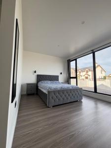 Un dormitorio con una cama y una ventana grande. en DeerPark shared accommodation, en Cashel