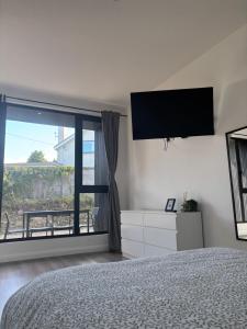 Un dormitorio con una cama y una ventana grande. en DeerPark shared accommodation, en Cashel