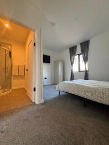 un dormitorio con una cama y una ventana en DeerPark shared accommodation, en Cashel