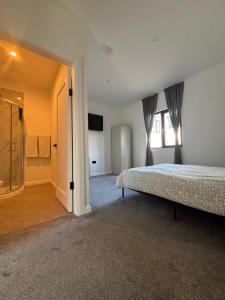 un dormitorio con una cama y una ventana en DeerPark shared accommodation, en Cashel