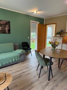 een woonkamer met een bank en een tafel bij Ferienwohnung in den Mühlgärten in Dahn