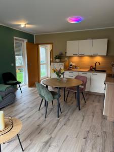 een keuken en woonkamer met een tafel en stoelen bij Ferienwohnung in den Mühlgärten in Dahn +6 foto's