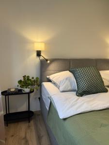 een slaapkamer met een bed en een tafel met een lamp bij Ferienwohnung in den Mühlgärten in Dahn