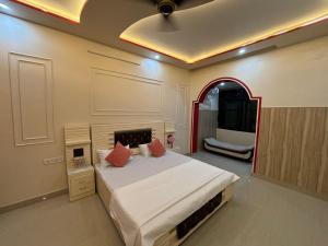 アグラにあるThe Noor House homestayの部屋の中に大きなベッドがある寝室