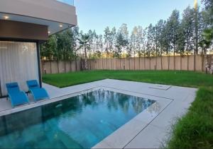 Bazén v ubytování Villa Soleil Couchant nebo v jeho okolí