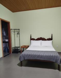 a bedroom with a large bed with a wooden ceiling at Suíte Boa Onda Cumuruxatiba in Cumuruxatiba