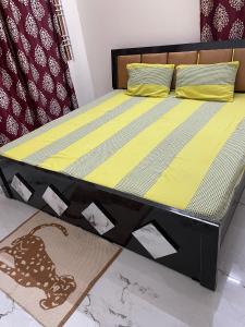 Ένα ή περισσότερα κρεβάτια σε δωμάτιο στο Atulyam villa near Lucknow junction