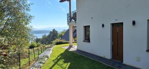 ザジェチェにあるUroczysko nad Jeziorem Żywieckimの横にドアのある家