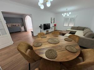 Una sala de estar con una mesa y sillas de madera. en Stella Villa Mojacar, en Mojácar