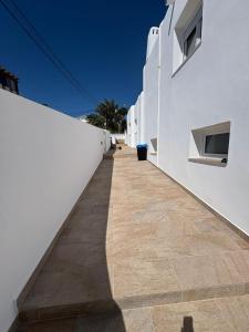 Un pasillo de un edificio blanco con suelo de baldosas. en Stella Villa Mojacar, en Mojácar