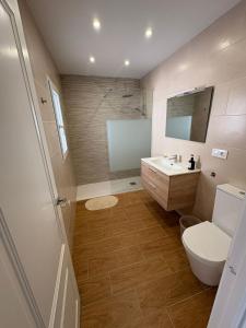 un baño con inodoro y lavabo en Stella Villa Mojacar, en Mojácar