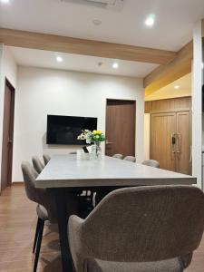 a dining room with a table and chairs at OmOTeNaShI YAHIRO in Tokyo