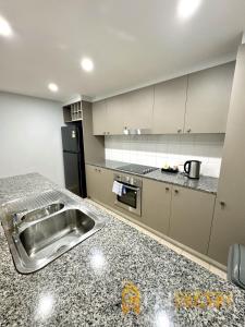 Kuchyň nebo kuchyňský kout v ubytování Comfortable & Spacious -2bd 2bth - Braddon