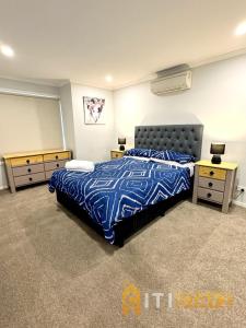 Postel nebo postele na pokoji v ubytování Comfortable & Spacious -2bd 2bth - Braddon