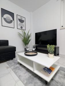 a white living room with a white coffee table at Casa Rossini - Moderno appartamento a due passi dal mare in Pescara