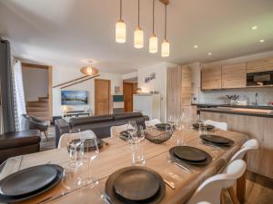 a dining room and kitchen with a table and chairs at Duplex de standing 3 étoiles à Morzine, 100m des pistes, 9 pers., terrasse, garage, wifi inclus - FR-1-754-20 in Morzine