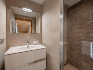 a bathroom with a sink and a shower at Duplex de standing 3 étoiles à Morzine, 100m des pistes, 9 pers., terrasse, garage, wifi inclus - FR-1-754-20 in Morzine +12 photos