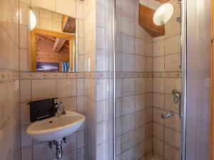 a bathroom with a sink and a shower at Appartement 4 pièces à Morzine, skis aux pieds, jacuzzi, 9 pers, 100m², centre, animaux admis - FR-1-754-24 in Morzine +7 photos