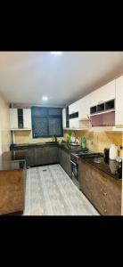 アディスアベバにあるFaithの大きなキッチン(木製カウンタートップ、電化製品付) +8枚の写真