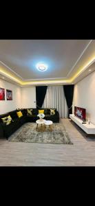 アディスアベバにあるFaithのソファとテーブルのあるリビングルーム