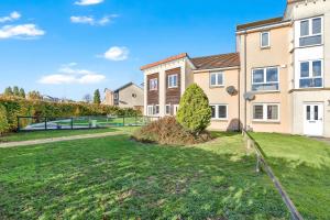 una casa con un patio delante de ella en Vacant Nests Dunfermline Wifi Priv-parking, en Townhill