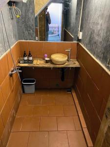 フエにあるYên homestayのタイルフロアのバスルーム(トイレ付)