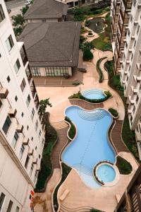 - une vue sur la piscine située entre deux bâtiments dans l'établissement Cozy Nest Tagaytay, à Tagaytay