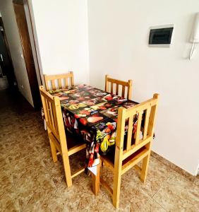 un tavolo con due sedie e un tavolo con una tovaglia di GoBeyond - Serra T2 a Porto Novo Altre 6 foto
