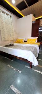 Postel nebo postele na pokoji v ubytování Gharaunda Homestay