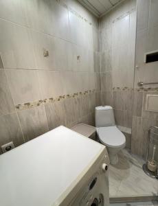 un baño con inodoro y lavabo en Rahu 2838 Apartment, en Narva