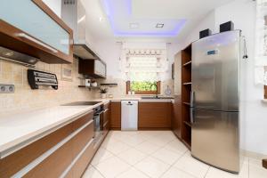 Kuchyň nebo kuchyňský kout v ubytování Golden Villas - Elegant Family Villa with Garden near Warsaw