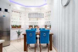 Kuchyň nebo kuchyňský kout v ubytování Golden Villas - Elegant Family Villa with Garden near Warsaw + 12 fotografií