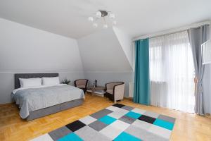 Postel nebo postele na pokoji v ubytování Golden Villas - Elegant Family Villa with Garden near Warsaw