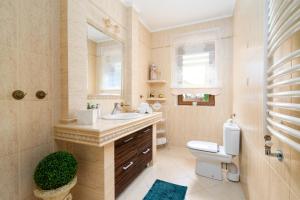 Koupelna v ubytování Golden Villas - Elegant Family Villa with Garden near Warsaw