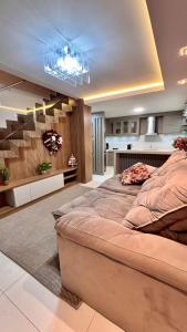 Χώρος καθιστικού στο Casa 51 Piscina 3 suites prox Beto Carrero