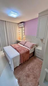 a bedroom with a bed and a purple wall at Casa 51 Piscina 3 suites prox Beto Carrero in Penha +54 photos