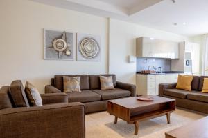 Una sala de estar con un sofá y una mesa de café. en CasaNova Airport Suites, en Accra 152 fotos más