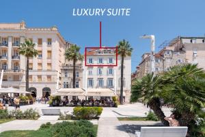 un bâtiment avec un panneau indiquant suite de luxe dans l'établissement Riva Luxury Suites, à Split 64 autres photos