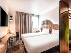Postel nebo postele na pokoji v ubytování ibis Styles Paris Meteor Avenue d'Italie
