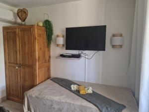 une chambre avec une télévision à écran plat au mur dans l'établissement Villa 852 Taycan Anse des Rochers, Guadeloupe, à Îlet à Christophe